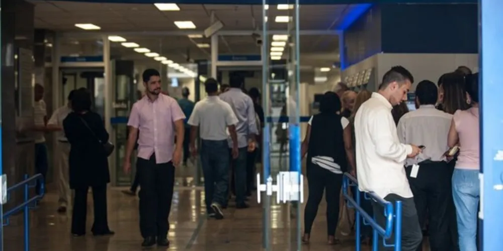 As agências bancárias só voltam a funcionar normalmente na quinta-feira (2)