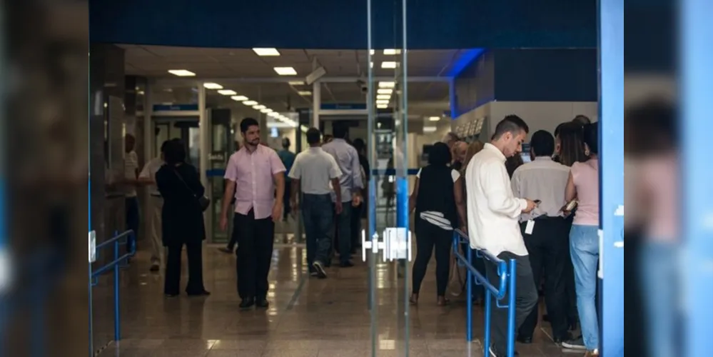 As agências bancárias só voltam a funcionar normalmente na quinta-feira (2)