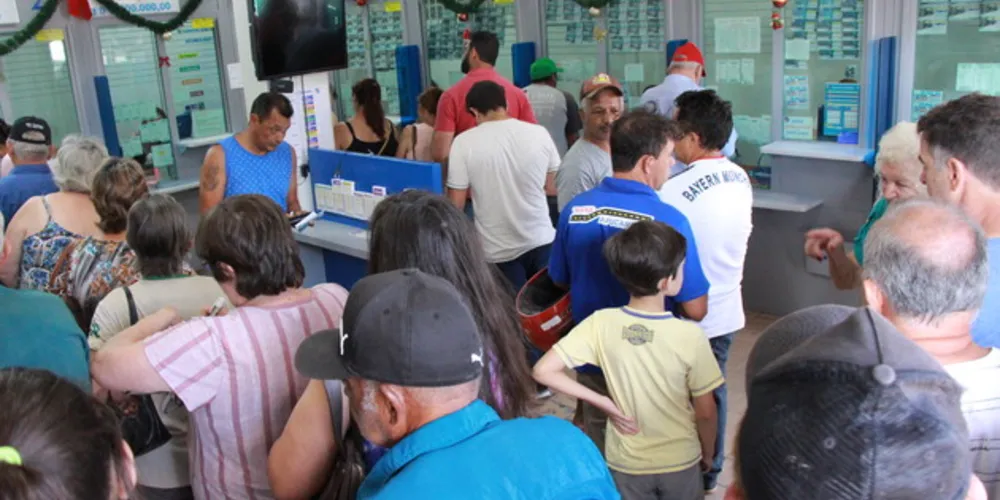 Filas se formaram nesta segunda-feira na lotérica Princesa dos Campos. Apostas poderão serem feitas até às 17 horas