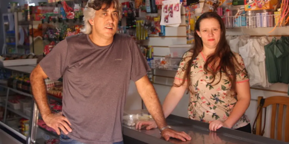 Margarete Oliszczaki e Paulo Batista Alvarenga comandam o mercado na rua Expedicionário Milton Wiechetek, número 103