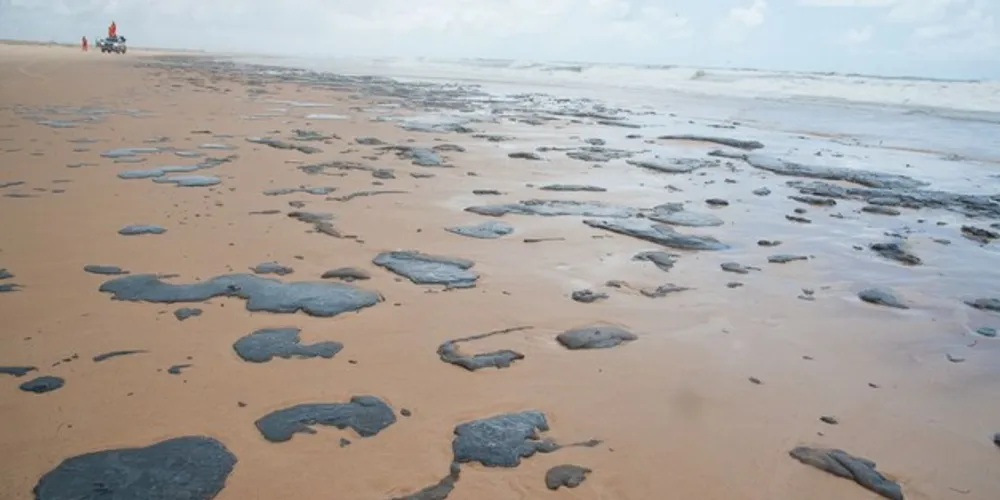 Imagem ilustrativa da imagem Manchas de óleo voltam a aparecer no litoral do Ceará