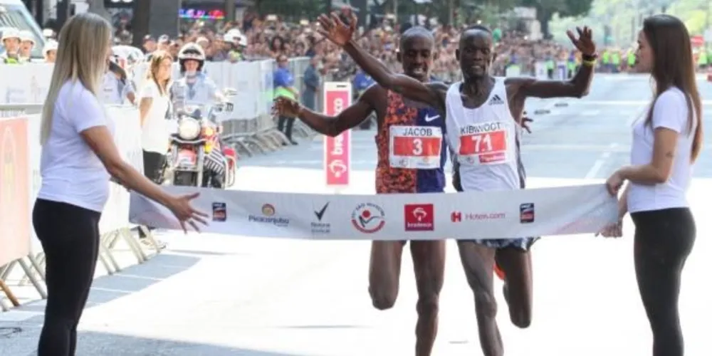 Kibiwott Kandie vence entre os homens 
