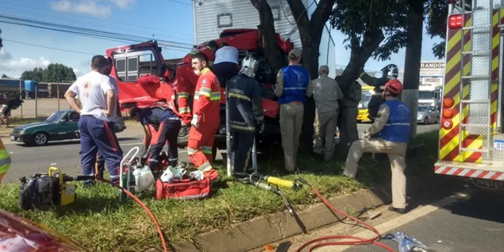Com o impacto da batida, o motorista ficou com as pernas presas nas ferragens