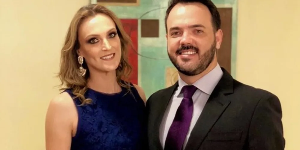 FRANK E VALESKA BOBATO - O respeitado médico dermatologista Franck Wellington Bobato, foi muito cumprimentado pela passagem de seu aniversário na última quinta-feira (2). Franck ao lado de sua esposa, a conceituada fisioterapeuta Valeska Bobato, vem se destacando à frente da clínica de saúde e beleza Inpelle. No registro Franck e Valeska Bobato. Da coluna RC os votos de felicidades e sucesso.