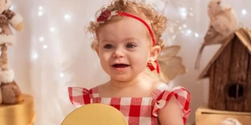 Lívia tinha um 1 ano e 4 meses. 