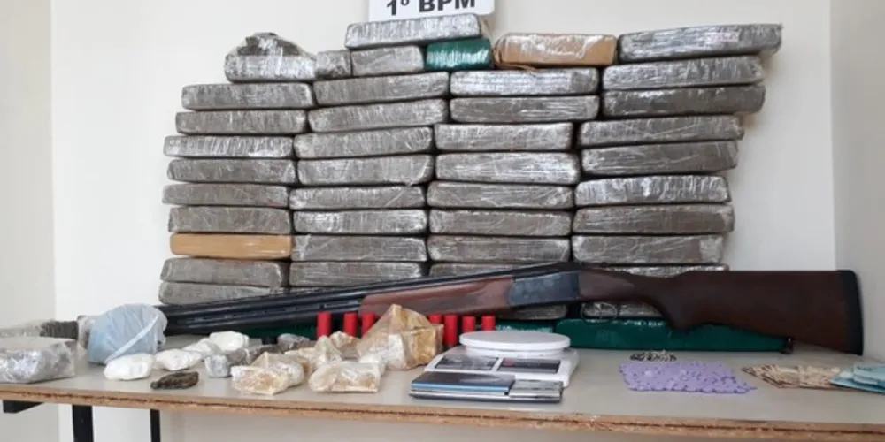 Drogas como cocaína, maconha e LSD foram apreendidas, uma arma também foi encontrada com a dupla