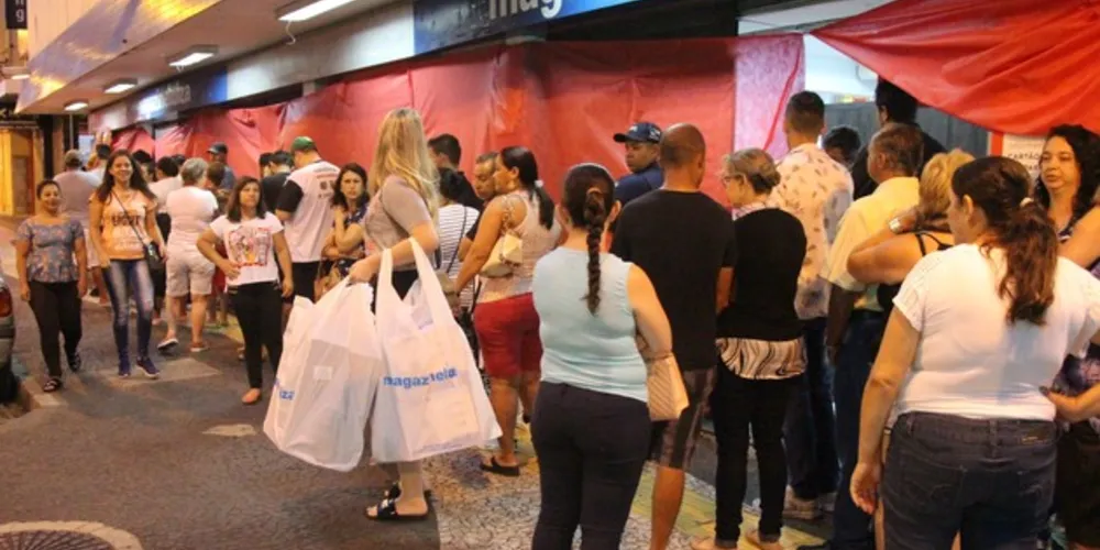 Tradicionais megaliquidações levam clientes a fazerem filas em frente às lojas
