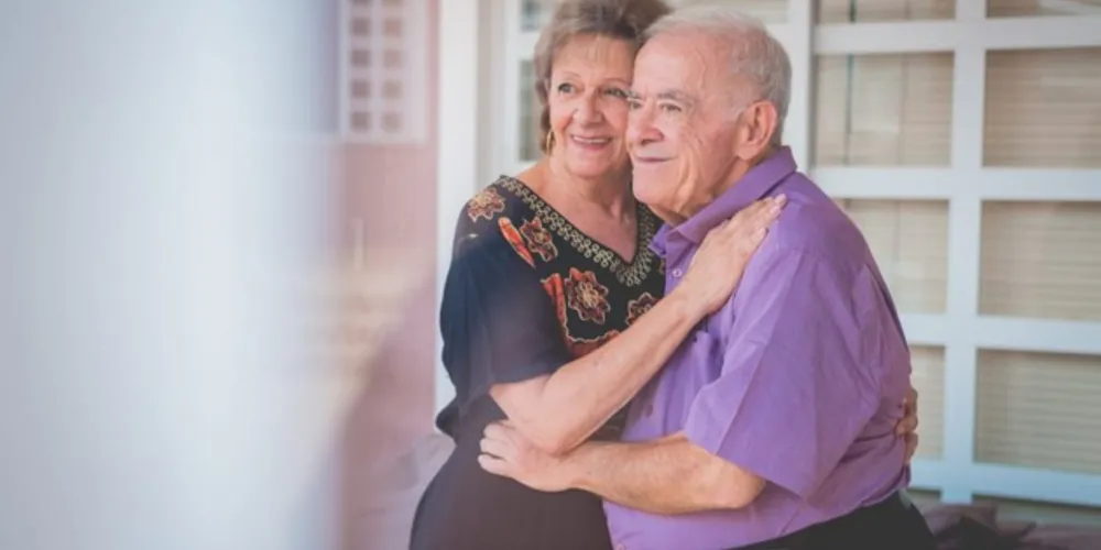  Teresa e Carlos Cury festejam os 58 anos de feliz união na próxima segunda-feira (6), bodas de vidro, objeto sólido, porém transparente e frágil, o material representa que, apesar dos anos de convivência, a relação só se mantém quando bem cuidada assim como o casal transmite na rotina diária. Exemplo de amor, amizade e companheirismo, Carlos e Teresa são a espinha dorsal da família e por toda sua vida conjugal transmitiu aos seus quatro filhos harmonia, carinho e respeito mútuo. Da coluna RC os votos de contínuas alegrias no seio familiar e muita saúde para seguir sendo exemplo de amor e perseverança! Parabéns!