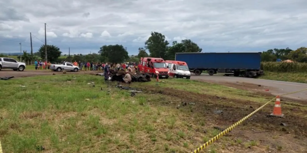 Quatro pessoas, segundo as primeiras informações da mesma família, morreram no início da tarde desta sexta-feira (3) em um grave acidente automobilístico na BR-153, próximo a Santo Antônio da Platina.