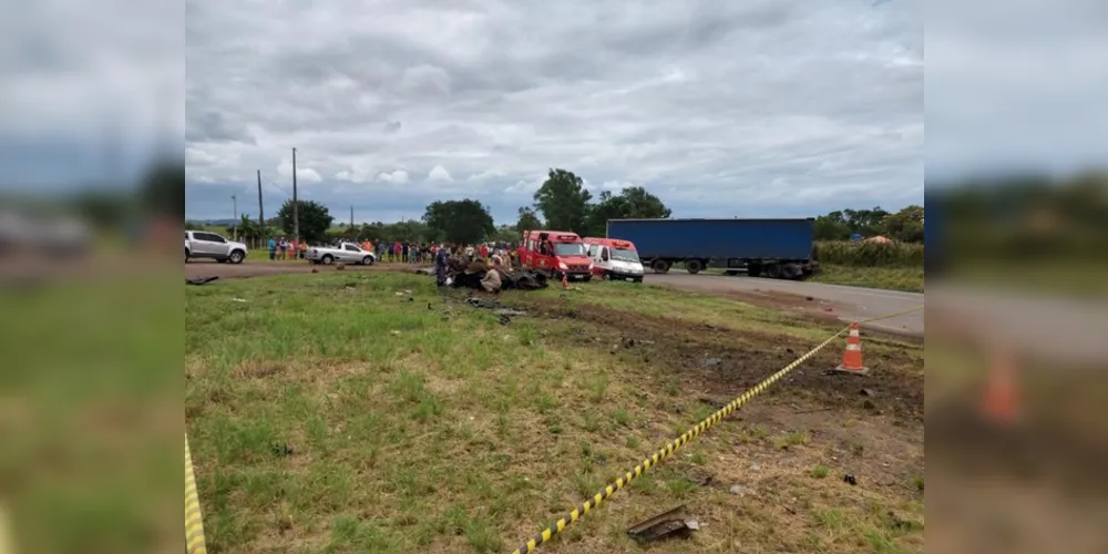 Quatro pessoas, segundo as primeiras informações da mesma família, morreram no início da tarde desta sexta-feira (3) em um grave acidente automobilístico na BR-153, próximo a Santo Antônio da Platina.