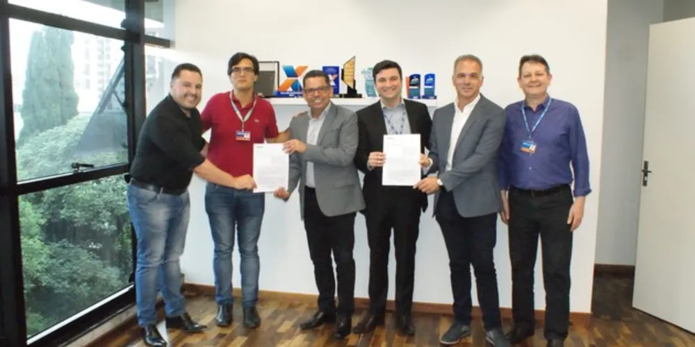 O reitor Miguel Sanches Neto e o vice-reitor Everson Krum assinaram o contrato de transferência de recursos na agência central da Caixa Econômica Federal.