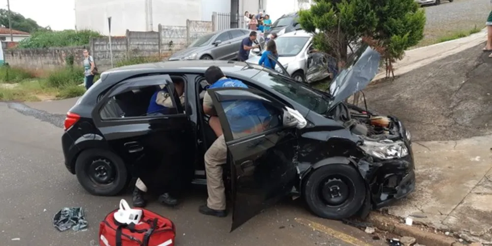 Imagem ilustrativa da imagem Colisão entre carros deixa mulher ferida em Uvaranas