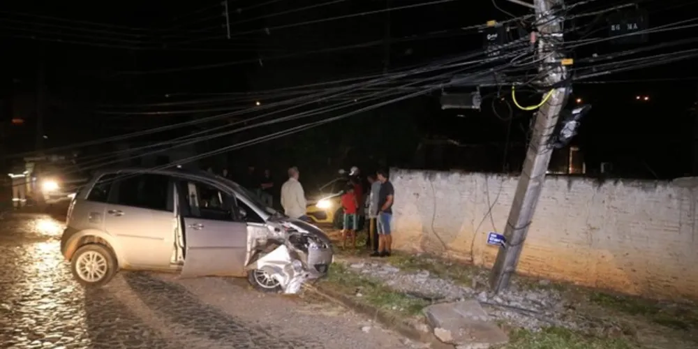 Imagem ilustrativa da imagem Condutor de carro atinge poste e se recusa a fazer bafômetro