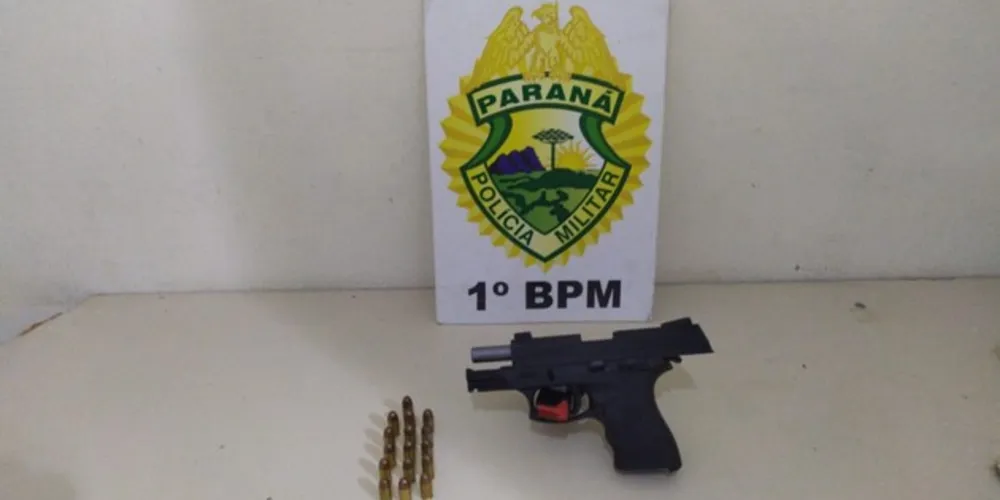 Pistola foi encontrada graças a denúncias anônimas feitas à Polícia Militar