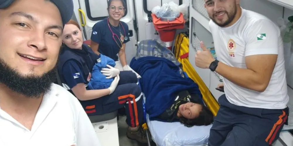 Socorristas não tiveram tempo de levar a mulher ao hospital e parto foi realizado na ambulância