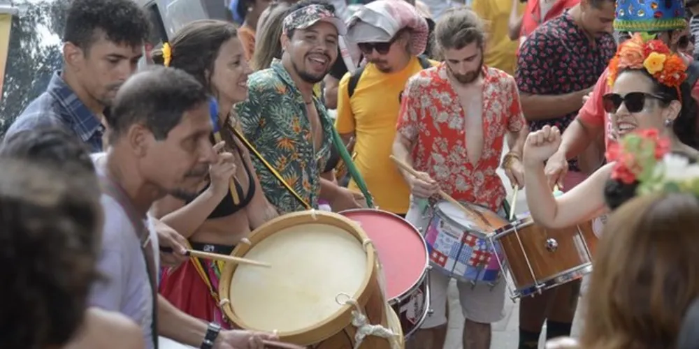 Os blocos se distinguem dos grandes blocos tradicionais da cidade porque não têm carro de som e são concentrações de músicos e foliões