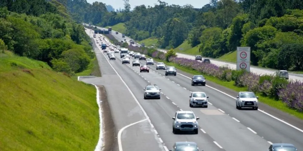 Estradas sentido praias-Curitiba estão com movimento três vezes acima do normal