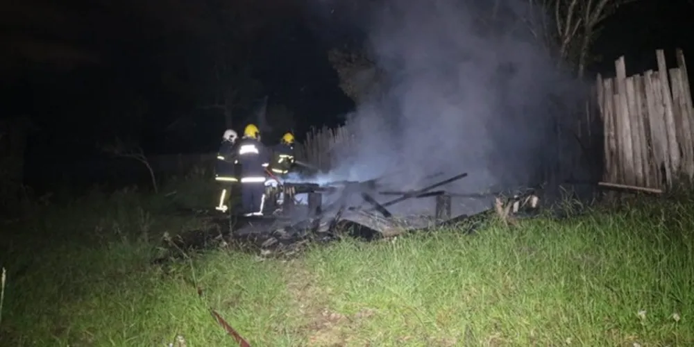 Fogo destruiu imóvel que era construído em frente ao antigo Matadouro Municipal