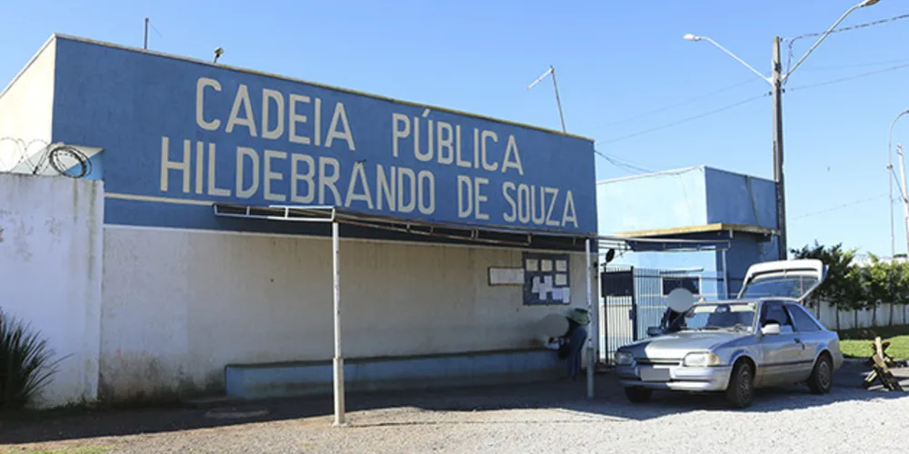 Mulher tentava visitar marido que está preso na unidade e também foi detida