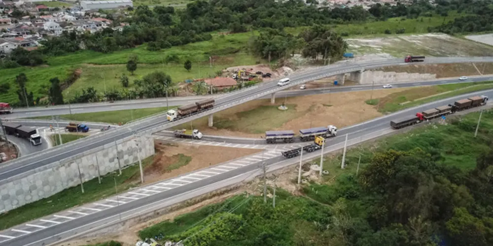 Foram concluídos viadutos na BR-277 nos dois extremos do Paraná: um em Paranaguá, em outubro, e o outro em Foz do Iguaçu, em dezembro