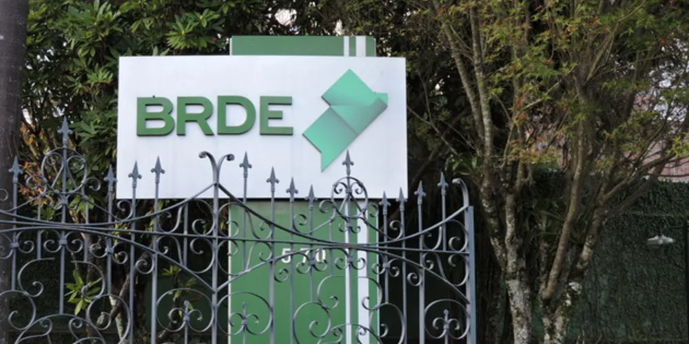 Banco Regional de Desenvolvimento do Extremo Sul exerce papel de protagonismo na economia paranaense ao priorizar investimentos no agronegócio, cooperativismo, turismo, inovação e em energias renováveis.