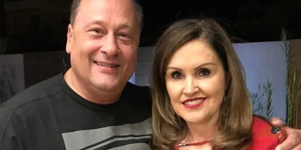 BODAS DE AVENTURINA - Rogério e Elaine Bueno

comemoraram nesta terça-feira (7), seus 37 anos de casados, Bodas de

Aventurina. A aventurina é uma pedra preciosa de beleza singular e também rara.

Assim são os 37 anos de união: preciosos! Da

coluna RC o desejo de anos de felicidade, união, amizade e amor.