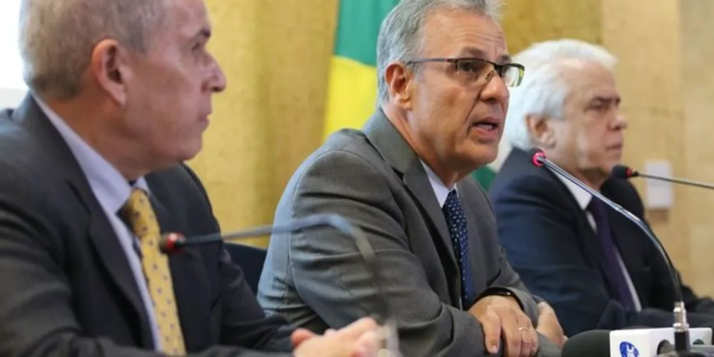 O diretor geral da ANP, Décio Oddone, o ministro das Minas e Energia, Bento Albuquerque, e o presidente da Pretrobrás, Roberto Castello Branco, durante coletiva no MME 