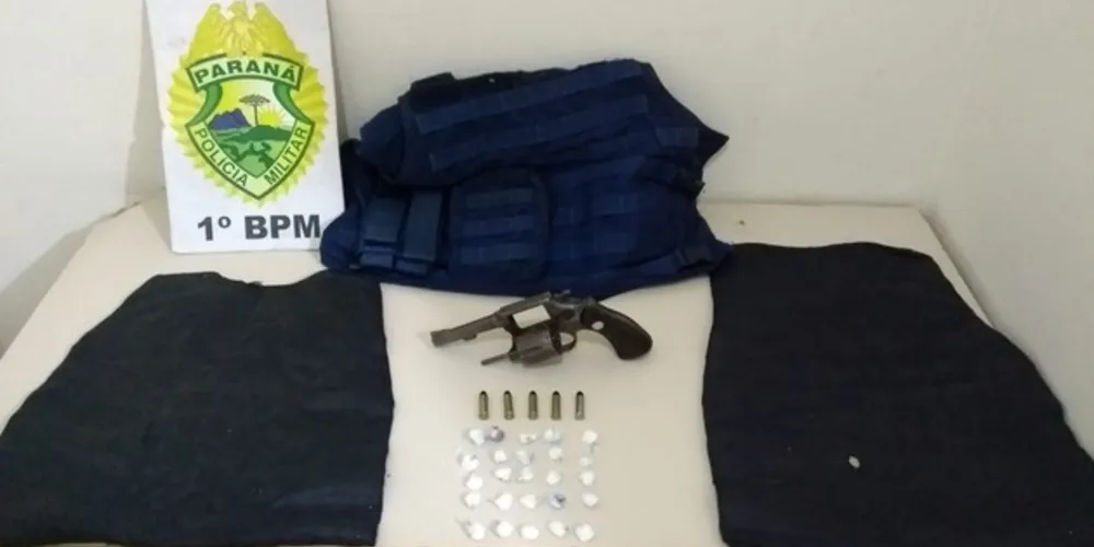 Além da arma, policiais encontraram coletes balísticos e buchas de cocaína prontas para venda