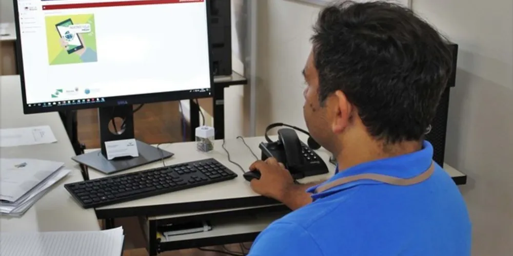 É possível fazer a matrícula pela internet, acompanhar as notas e faltas dos alunos pelo celular e corrigir provas rapidamente com o uso de um aplicativo