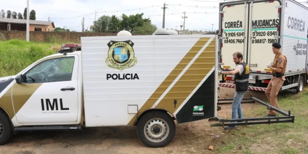 Vítima foi atingida por vários tiros depois de tentar fugir para dentro de casa vazia