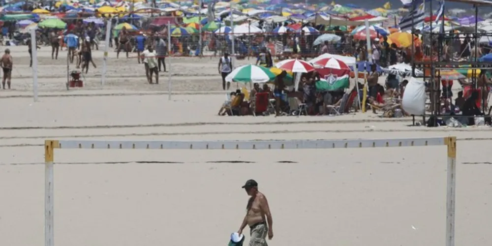 Os idosos que têm o hábito de fazer atividades ao ar livre devem preferir os horários com temperatura mais amenas, usar protetor solar e bonés