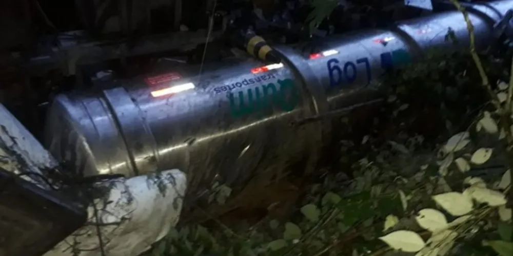 Motorista de caminhão com produto perigoso morre após tombamento na BR-376