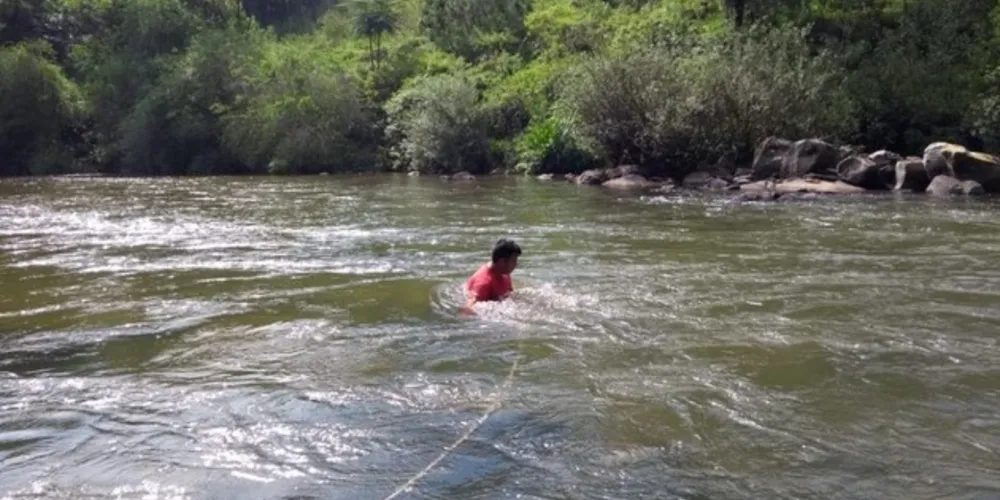 Criança brincava com amigos quando caiu no rio na cidade de Rio Branco do Sul