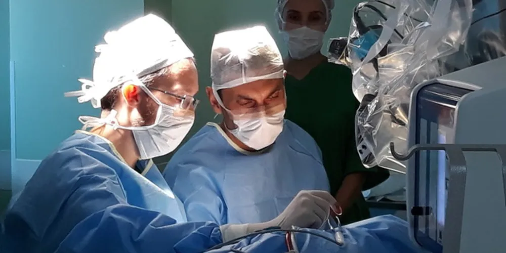 Implante coclear é indicado para pacientes com perda auditiva severa e profunda