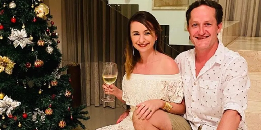 LOVE - Maria Priscila e Fabio Nabozni comemoraram na última terça- feira (7), 20 anos de relacionamento desde que se conheceram, entre namoro e casamento. O casal construiu uma linda história de amor e cumplicidade, desta união nasceram dois filhos, Pedro e Helena, e a cada dia alimentam ainda mais esse amor. Da coluna RC os votos de felicidade infinita ao casal e longos anos de cumplicidade!