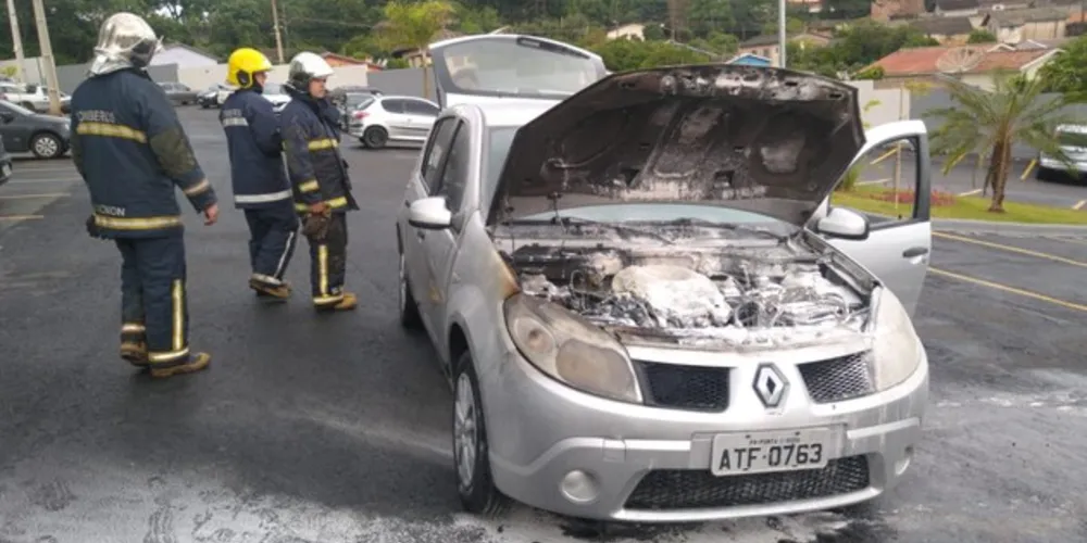 Imagem ilustrativa da imagem Após deixar oficina, carro pega fogo em condomínio de PG