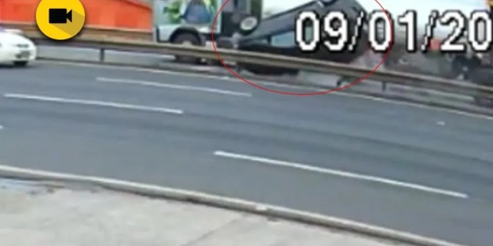 Imagem ilustrativa da imagem Vídeo mostra carro capotando após batida em caminhão