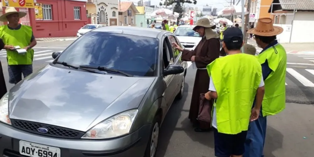 Imagem ilustrativa da imagem Freis capuchinhos esperam 10 mil veículos para bênçãos