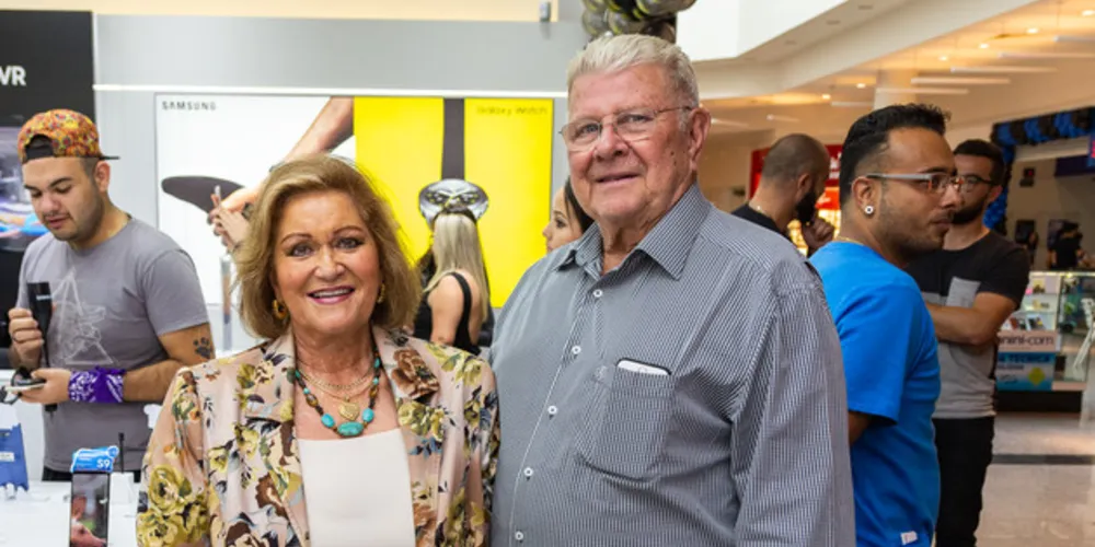  O integrante do Lions Clube Ponta Grossa Centro, Aymoré Índio do Brasil Pereira de Moraes na próxima segunda-feira (13), comemora ao lado de familiares a chegada de seus 82 anos de idade. Aymoré que deixou as marcas de seu trabalho em diversos cargos ocupados em clubes de serviços e no tradicional Clube Ponta Lagoa, merece nosso destaque. No registro, Aymoré e sua esposa Elba Lozza de Moraes. Da coluna RC os votos de felicidades infinitas. 