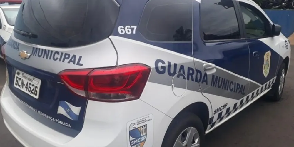 De acordo com informações, o suspeito teria quebrado o vidro de um carro estacionado e subtraído diversos itens.