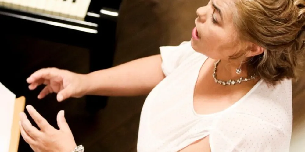 PROEX oferece cursos de violão clássico e popular, piano, flauta doce, canto, teatro, desenho e pintura para a sociedade em geral. 