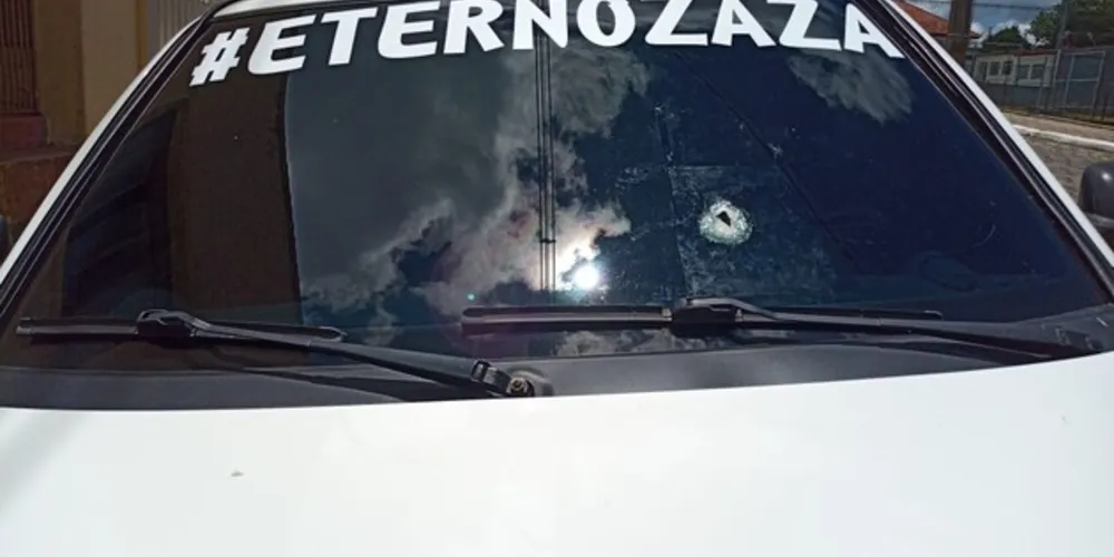 Carro da vítima ainda mostra a marca do disparo;