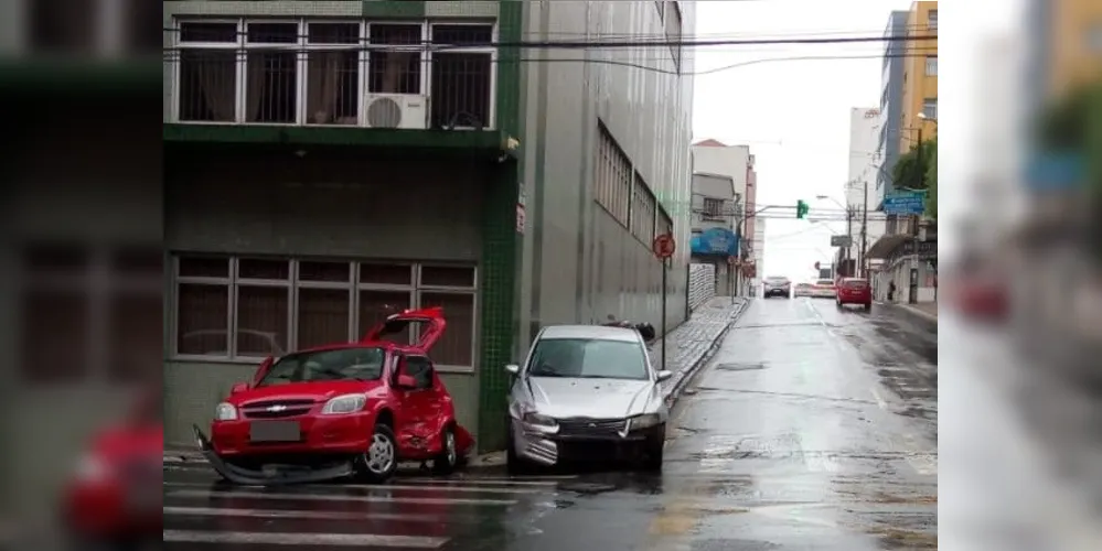 Acidente aconteceu na manhã deste sábado no cruzamentos das ruas Comendador Miró e Coronel Dulcídio