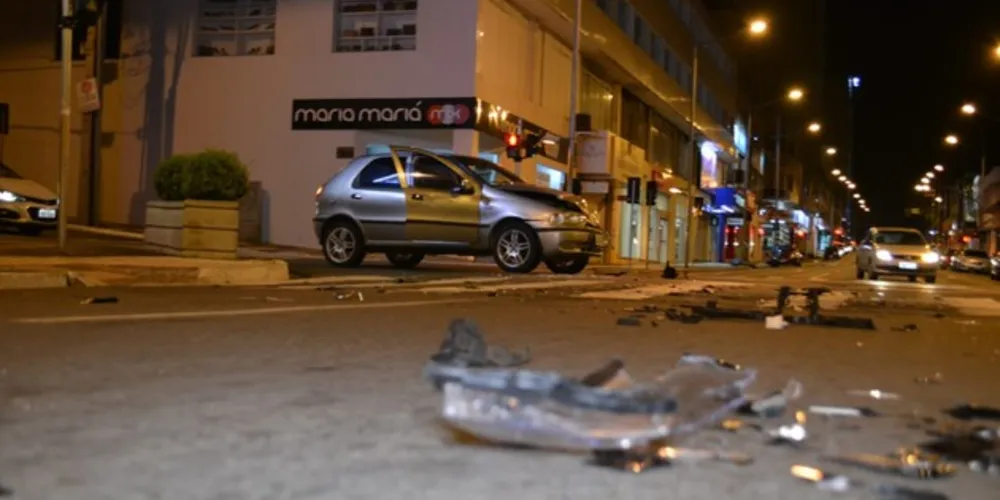 Os carros ficaram bastante danificados após a batida;