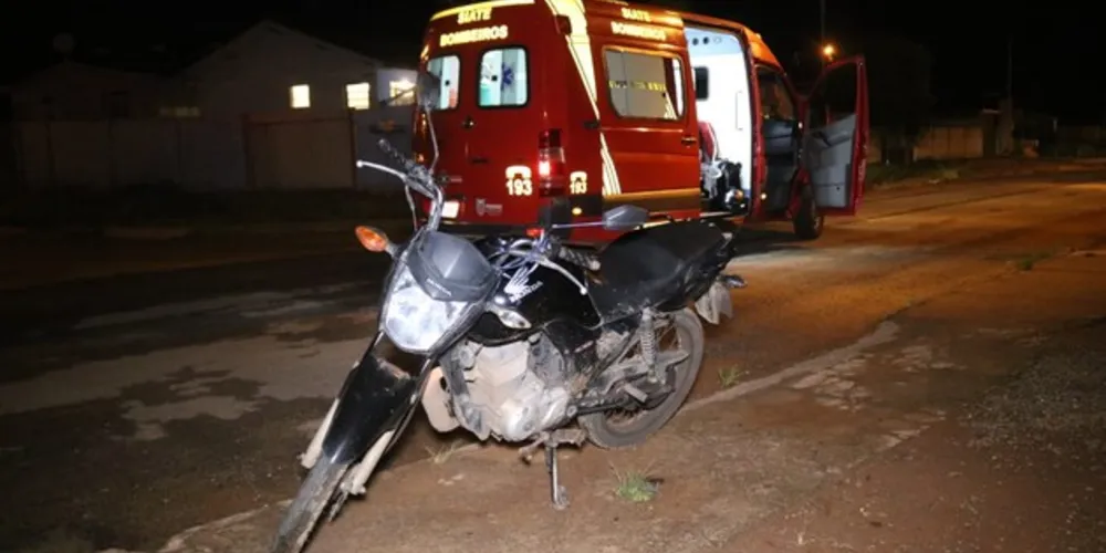 Imagem ilustrativa da imagem Queda de moto deixa casal ferido no Jardim Itapoá