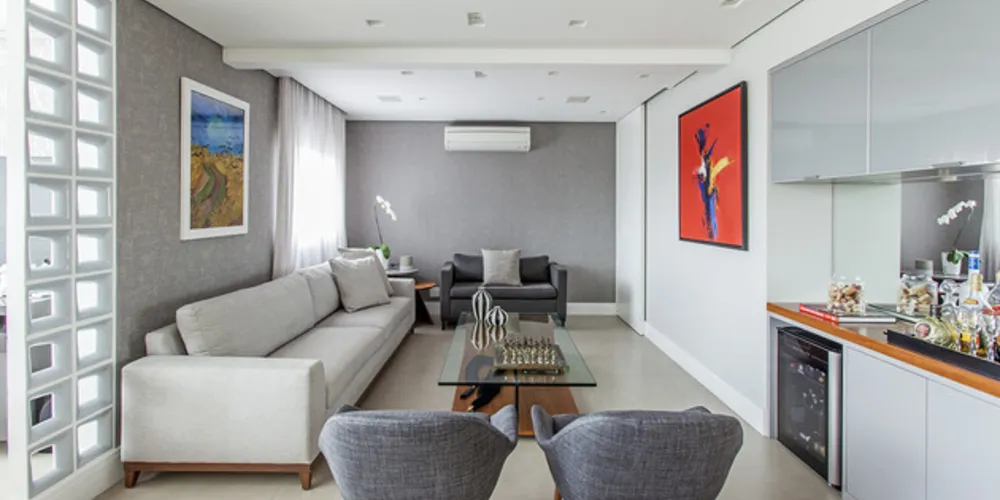 No apartamento, lliving integrado ganhou uma máquina de ar-condicionado na sala de estar