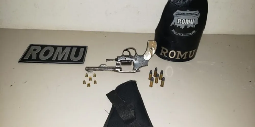 Arma e munições foram encontradas com suspeito de agredir a esposa em Ponta Grossa