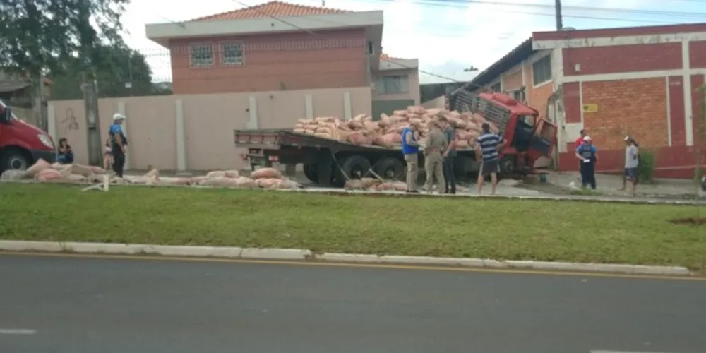 Acidente na manhã desta segunda interditou trânsito na Avenida Visconde de Taunay
