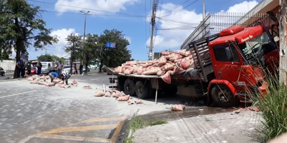 Imagem ilustrativa da imagem Caminhão perde controle e provoca acidente em PG