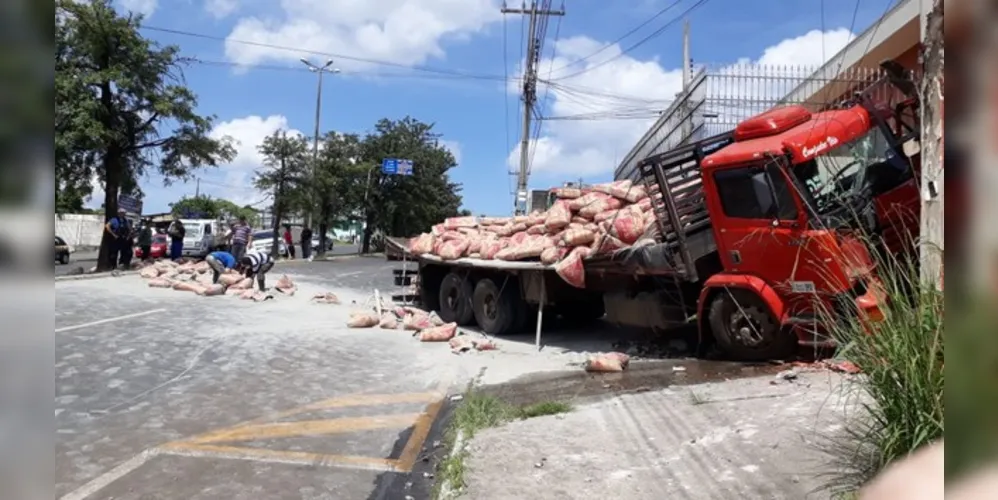 Imagem ilustrativa da imagem Caminhão perde controle e provoca acidente em PG